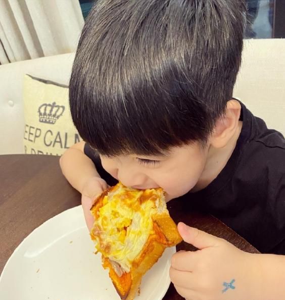 kyson兄弟三人当中长相最像爸爸林志颖年方6岁就有一双大眼袋