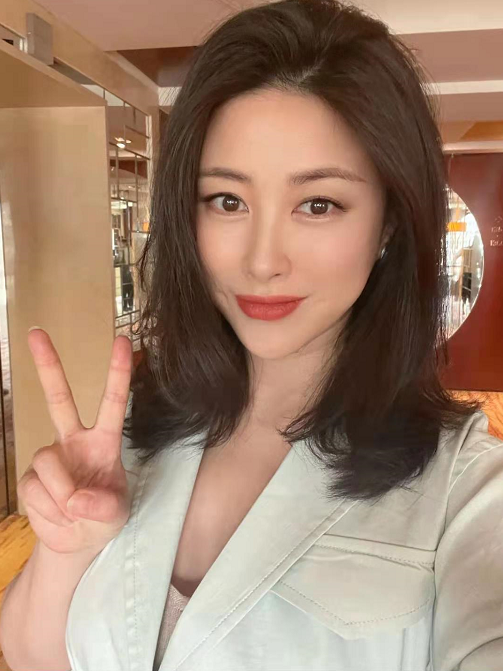 大气孕妈朱珠怀孕6月仍坚持工作化浓妆比剪刀手状态超好