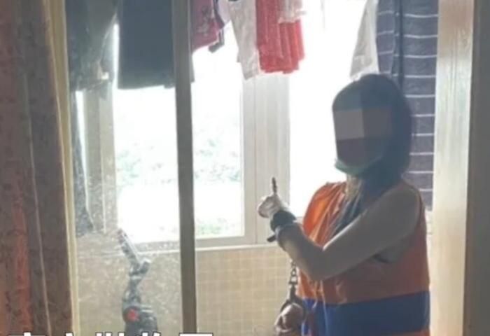 猖狂!醉酒女子和男友吵架从15楼扔下123件物品,楼下一片凌乱休闲区蓝鸢梦想 - Www.slyday.coM 猖狂!醉酒女子和男友吵架从15楼扔下123件物品,楼下一片凌乱休闲区蓝鸢梦想 - Www.slyday.coM