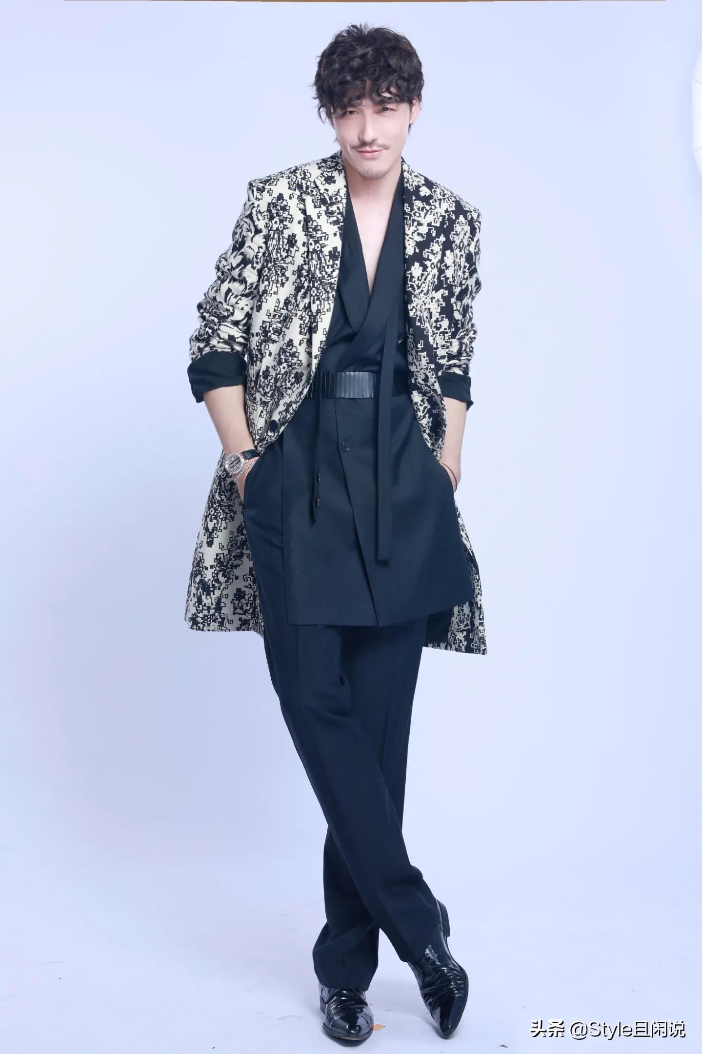 胡兵真有50岁穿20年前衣服走秀一点不像人到中年的老爷们