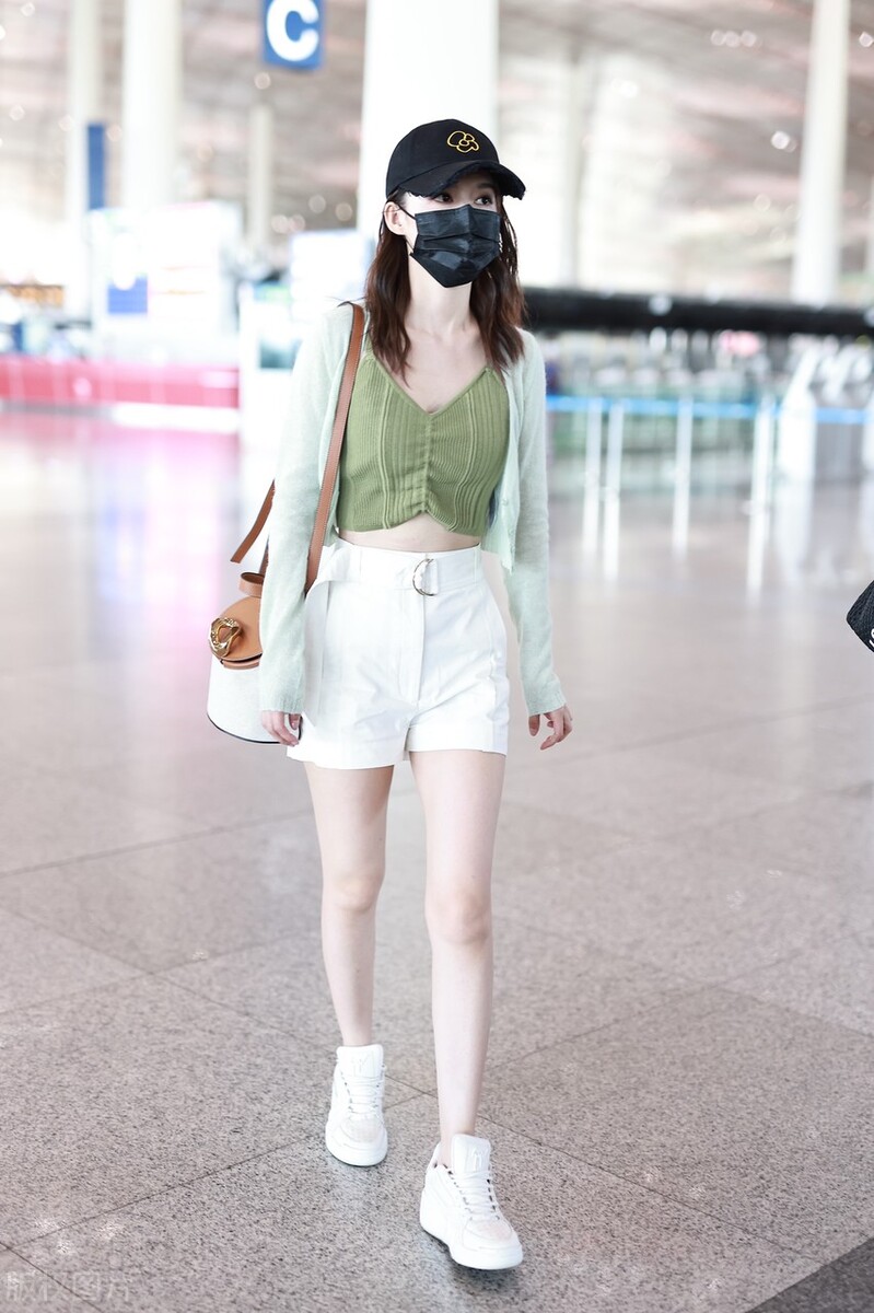 李沁热裤秀白腿,太美了,青春气息扑面而来|白腿|李沁|热裤_新浪新闻