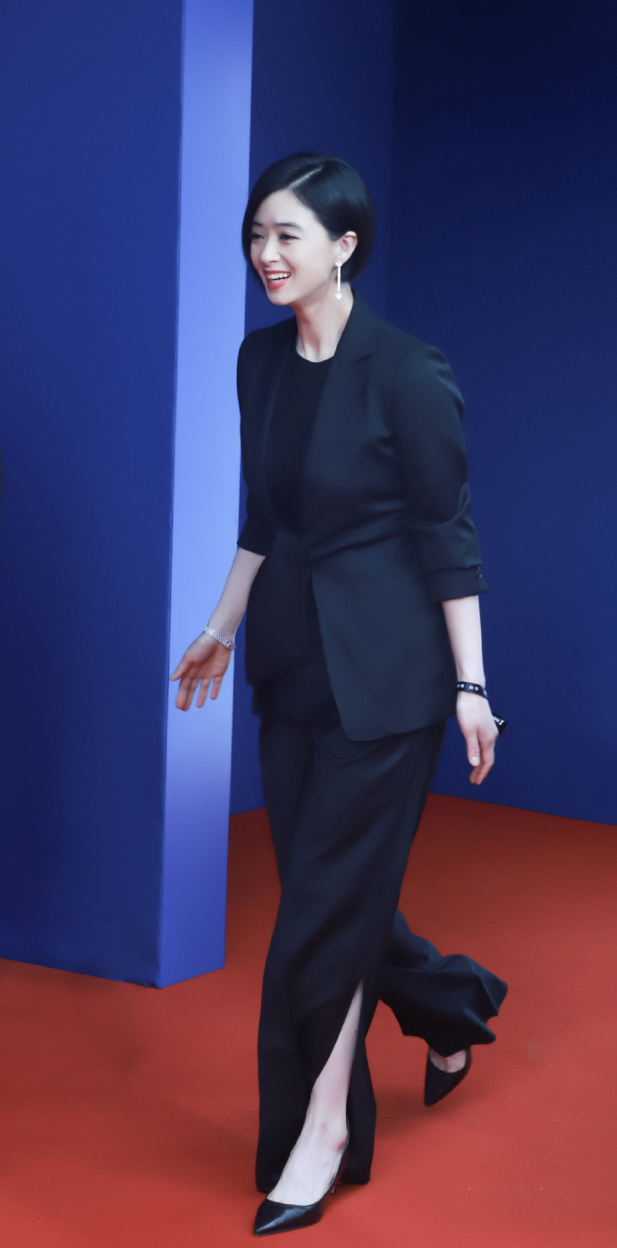 有种自信叫蒋欣明明是大骨架身材还爱穿修身蕾丝裙秀曲线