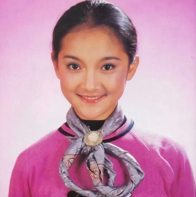 周迅童年旧照曝光穿短裤一双长腿惊人大眼睛乌黑溜圆堪比葡萄