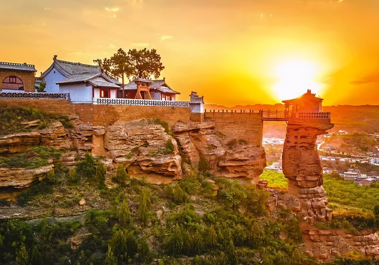 黄河边上的寺庙,建在"天外飞石"上,人称"黄河小蓬莱"