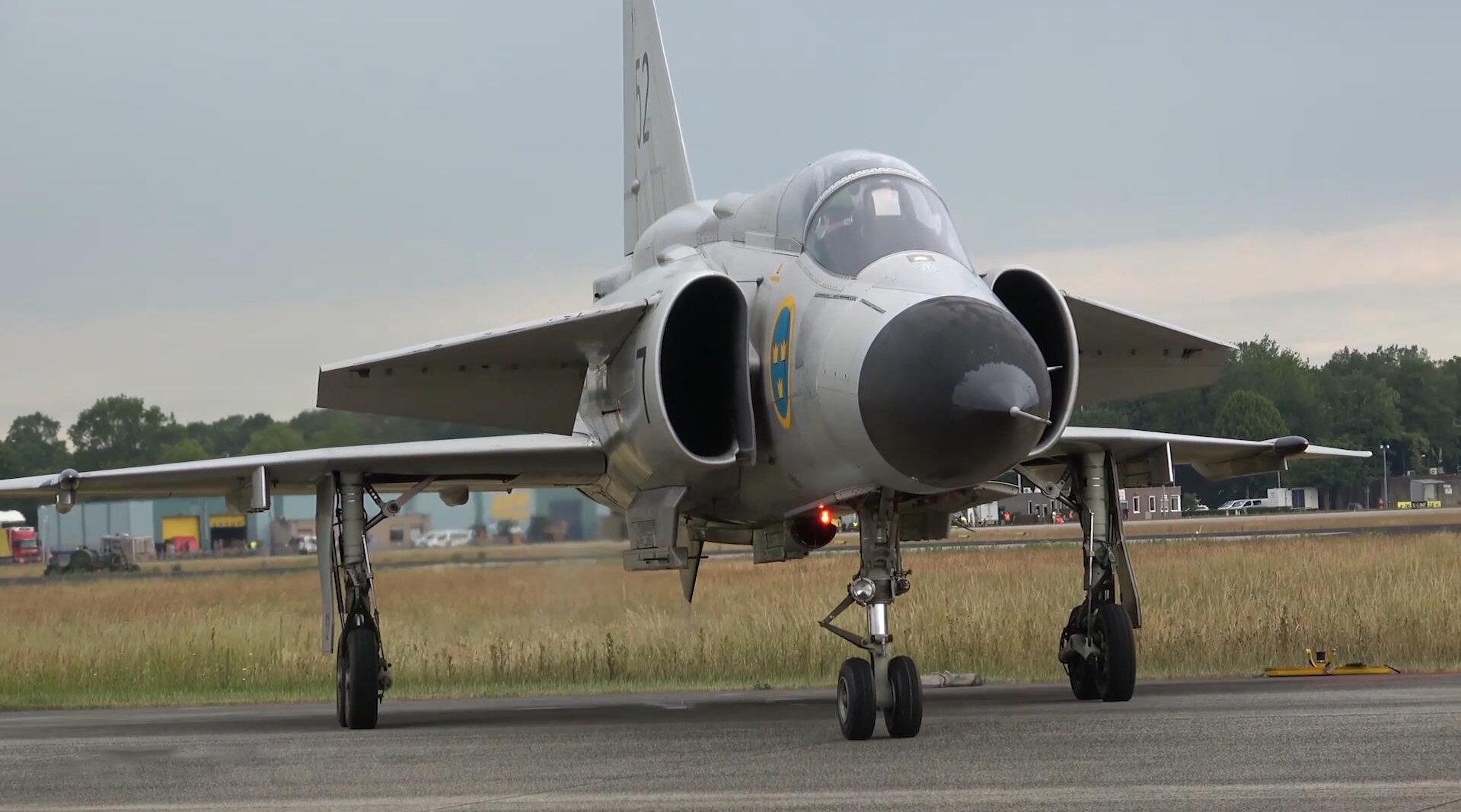 萨博ajs-37战斗机飞行表演,机动性能还是相当不错的