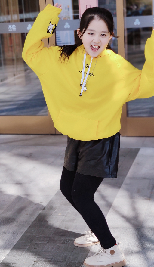 孙怡女儿高颜值被禁整容12岁就有大长腿看着比竹竿还细