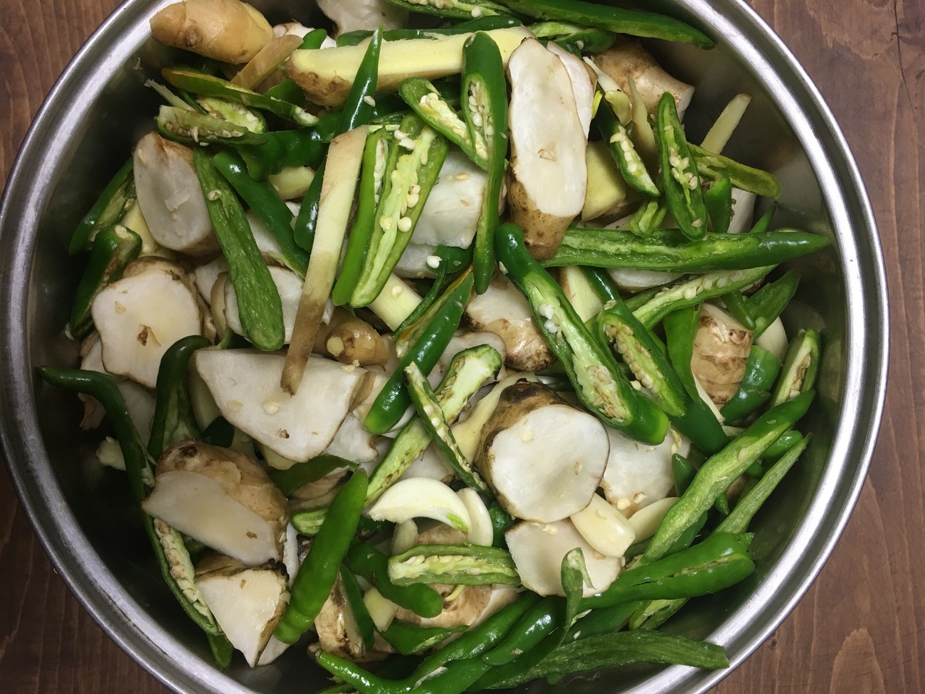 洋姜4斤,辣椒4斤,生姜半斤,大蒜半斤,根据个人的口味,依次加入白糖200