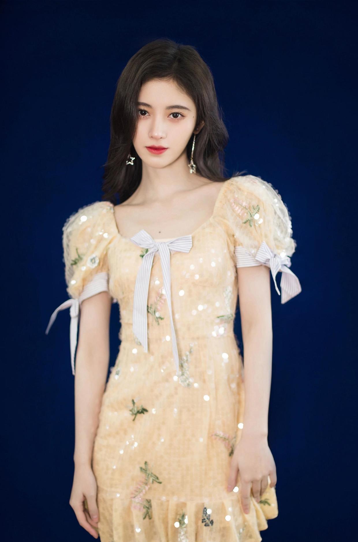 李小璐辣妈辈里最会打扮一袭碎花吊带裙清新减龄甜美俏皮