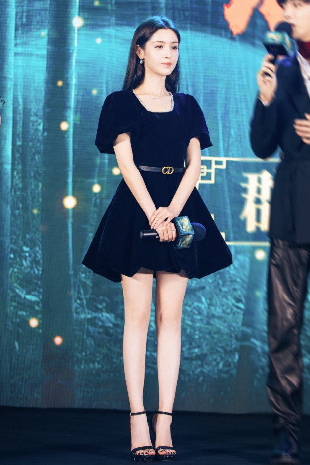 哈尼克孜的夹腿坐火了双腿间无丝毫缝隙可能一般人做不到