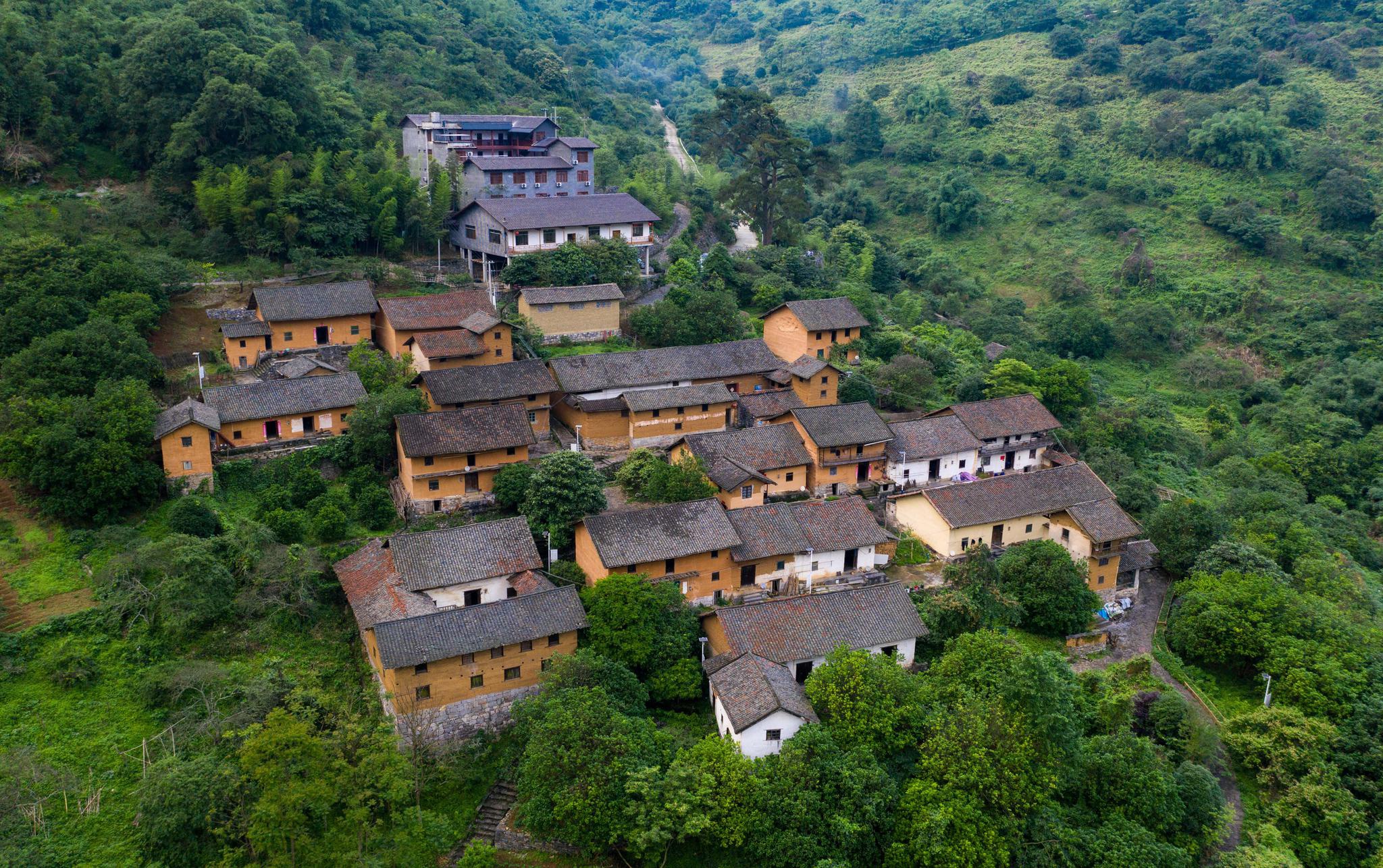 广西柳州市融安县东起乡崖脚村铜板屯一景(2021年5月25日摄,无人机