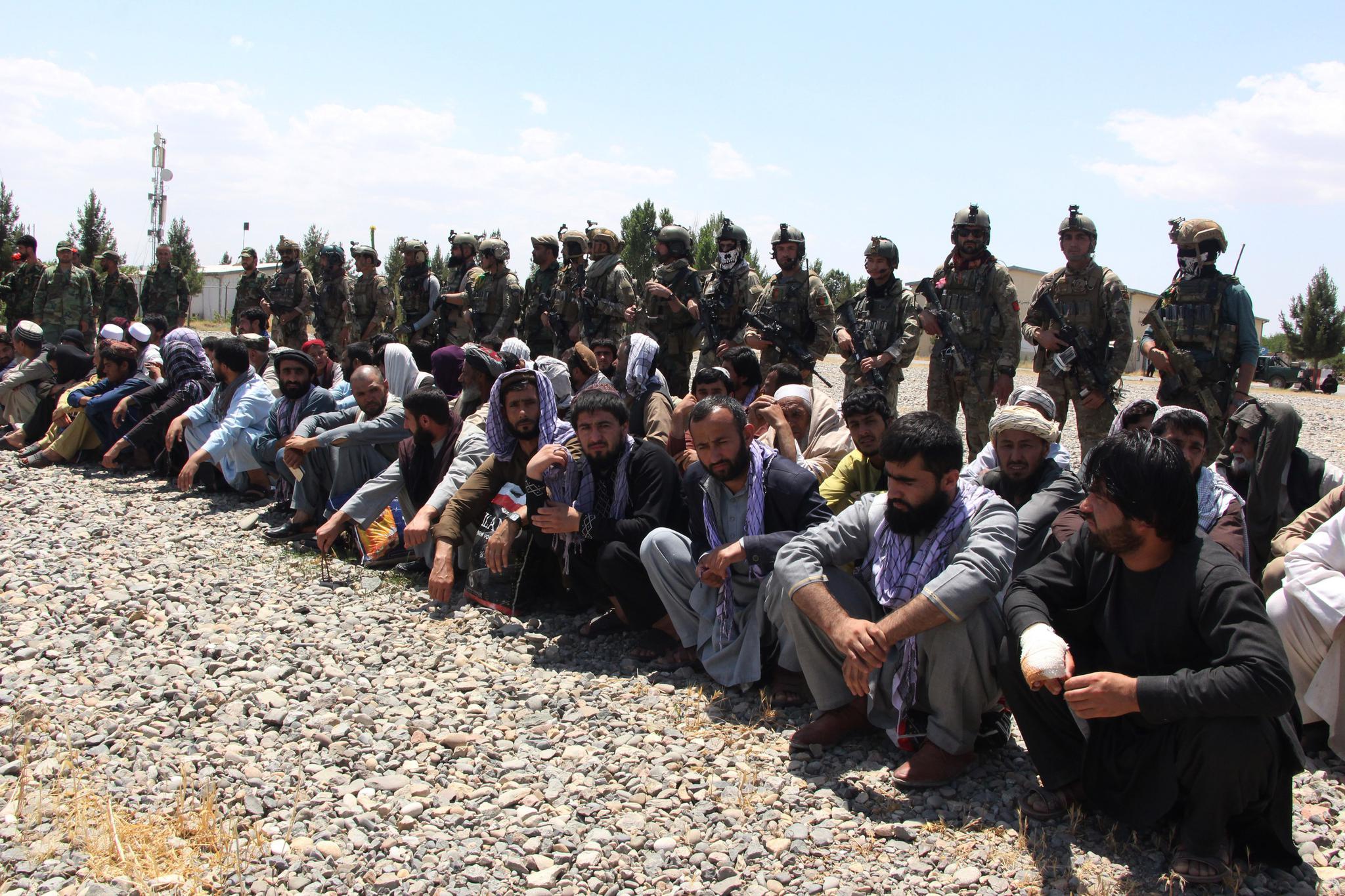 阿富汗政府军从塔利班"监狱"解救62名被关押者