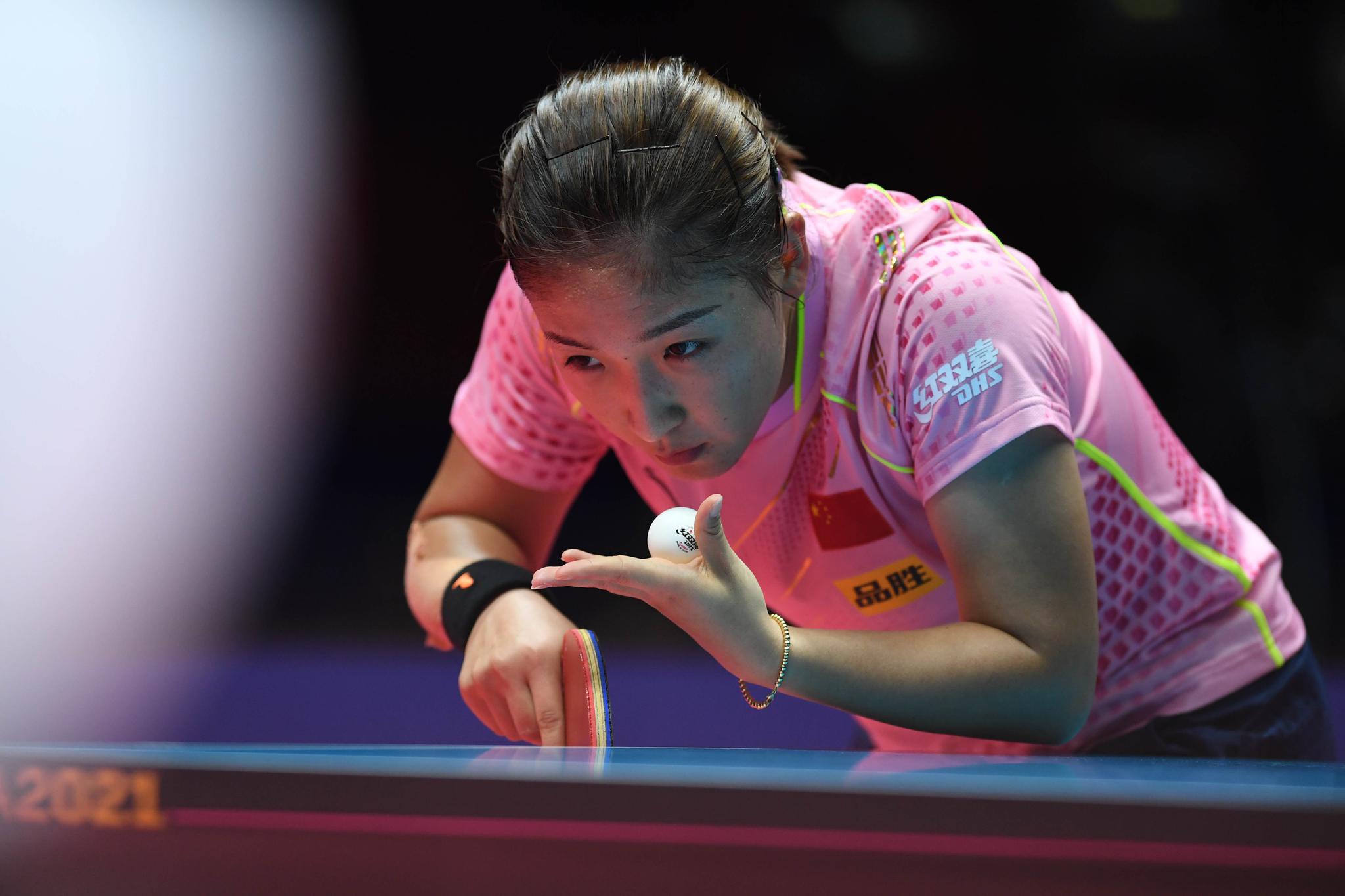 5月26日,刘诗雯在比赛中发球.新华社记者 张浩然 摄