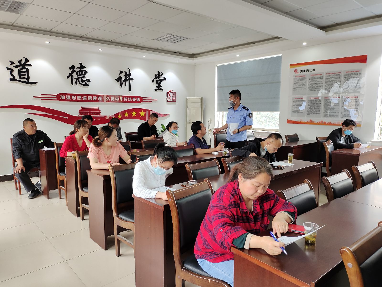 中原街道洪家沟社区对辖区商户开展消防安全知识培训