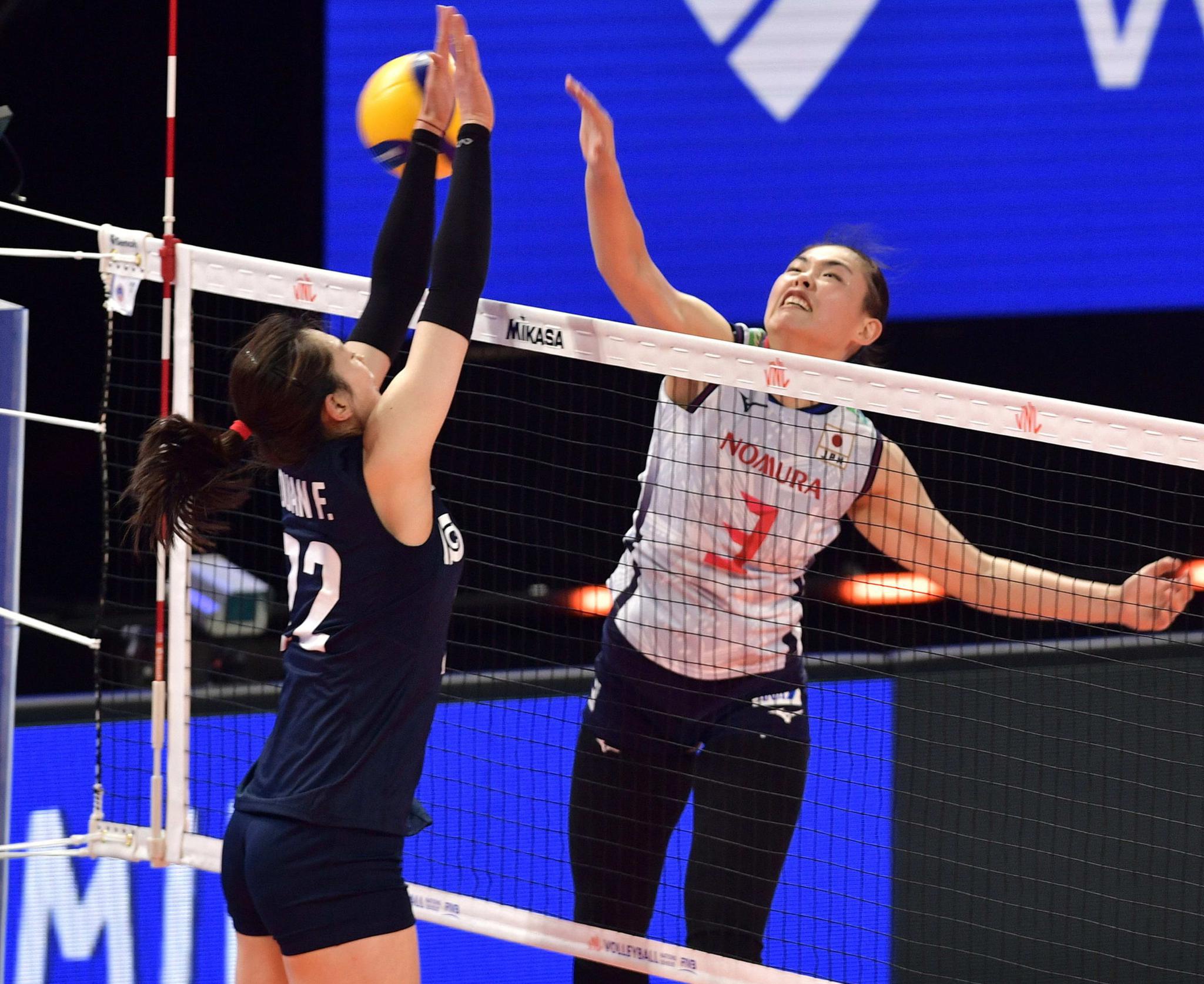 5月26日,中国队球员刘晏含(左)在比赛中拦网.新华社发