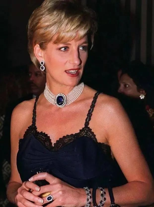 他欺骗戴安娜说出了那句我的婚姻有三个人