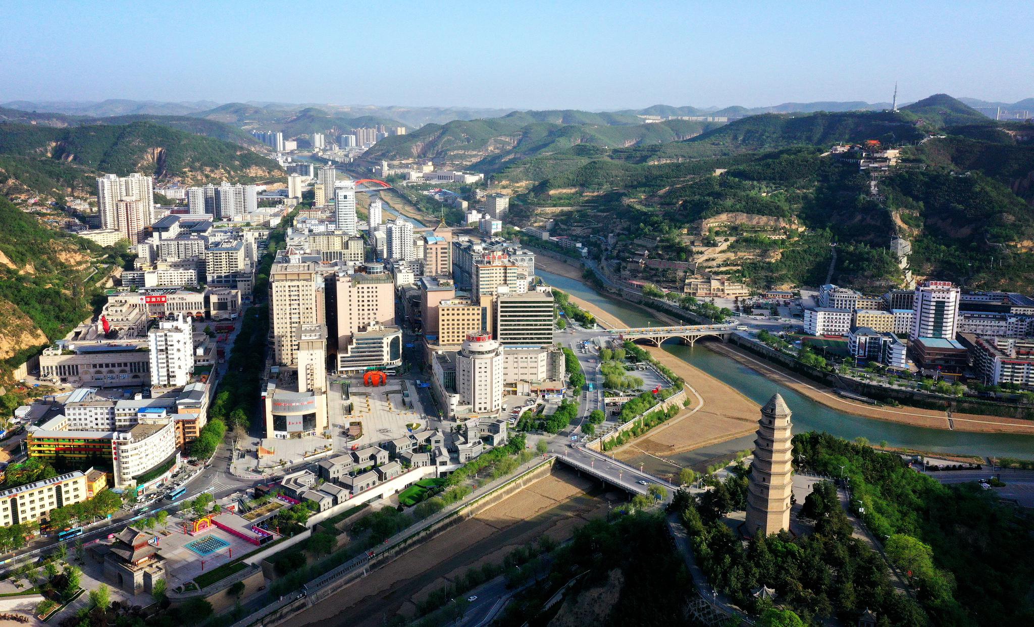 新华社记者 刘潇 摄市民在延安市人民公园散步(5月8日摄,无人机照片).