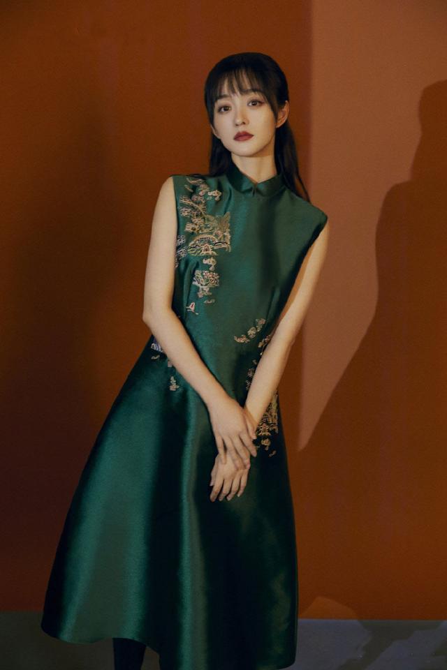 何泓姗不愧是"小周迅",穿这么土的旗袍也不显老,一点不像34岁