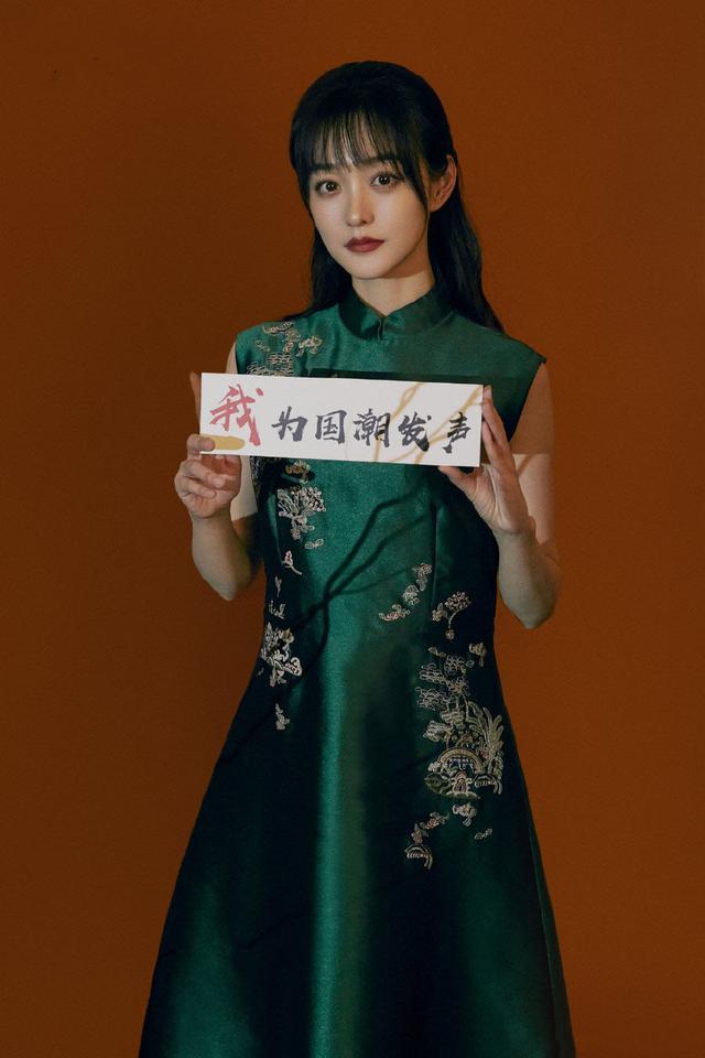 何泓姗不愧是"小周迅",穿这么土的旗袍也不显老,一点不像34岁