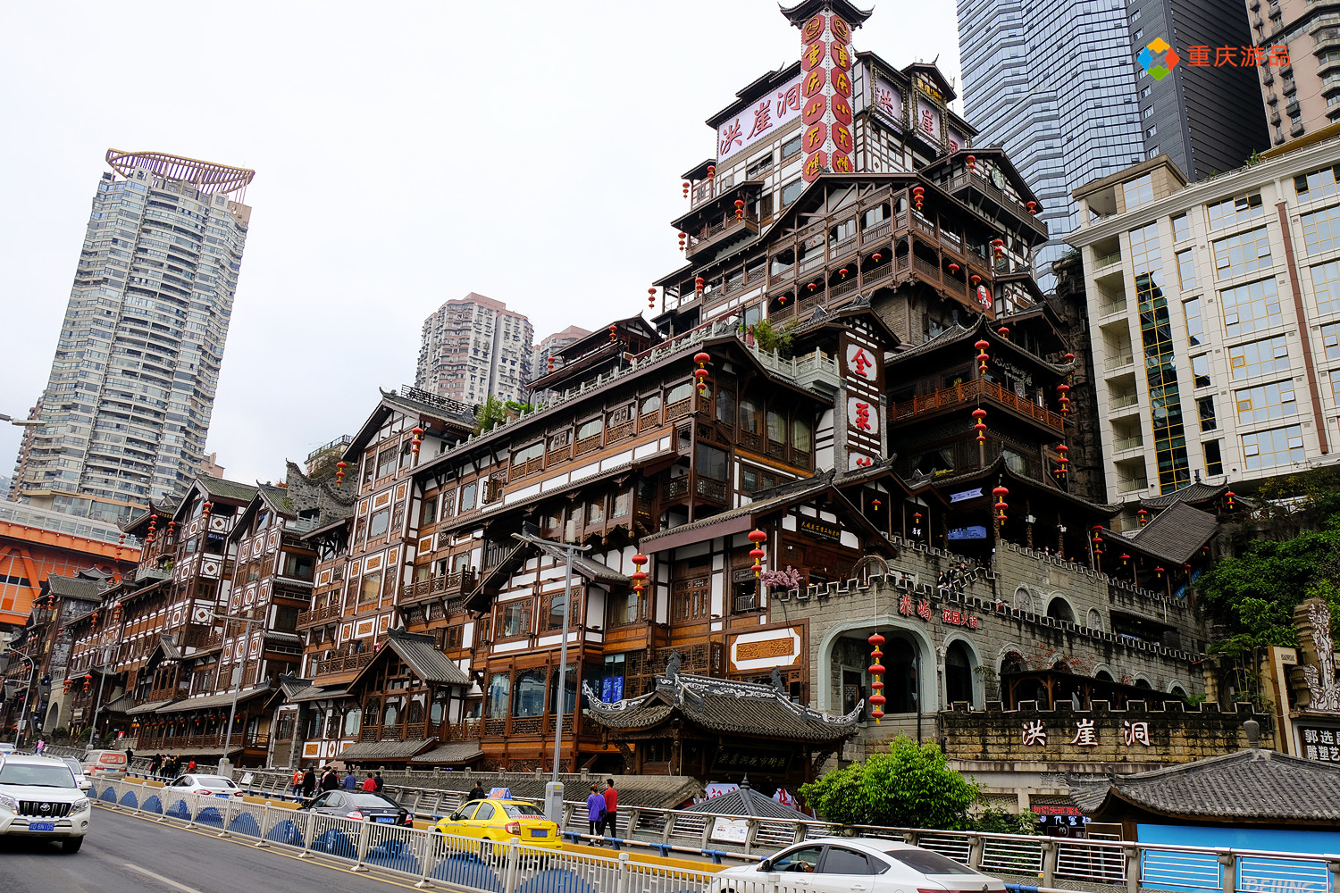 重庆洪崖洞游客最爱去的旅游景点本地人让一片崖壁重获新生