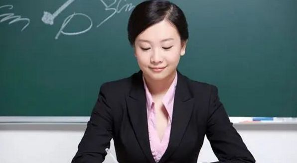 女老师在高铁上“改试卷”惹争议,作秀还是敬业?女老师作出回应休闲区蓝鸢梦想 - Www.slyday.coM