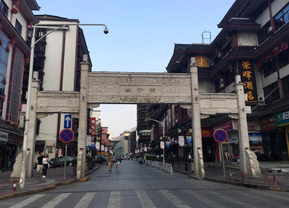 长沙有一千年老街,距今已有1200多年历史,景点众多美食丰富
