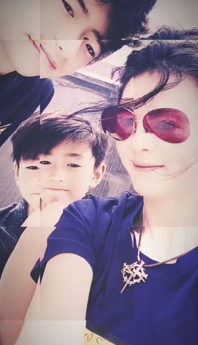 张柏芝两个儿子转学到上海,由保镖接送放学,兄弟俩帅气高冷休闲区蓝鸢梦想 - Www.slyday.coM 张柏芝两个儿子转学到上海,由保镖接送放学,兄弟俩帅气高冷休闲区蓝鸢梦想 - Www.slyday.coM