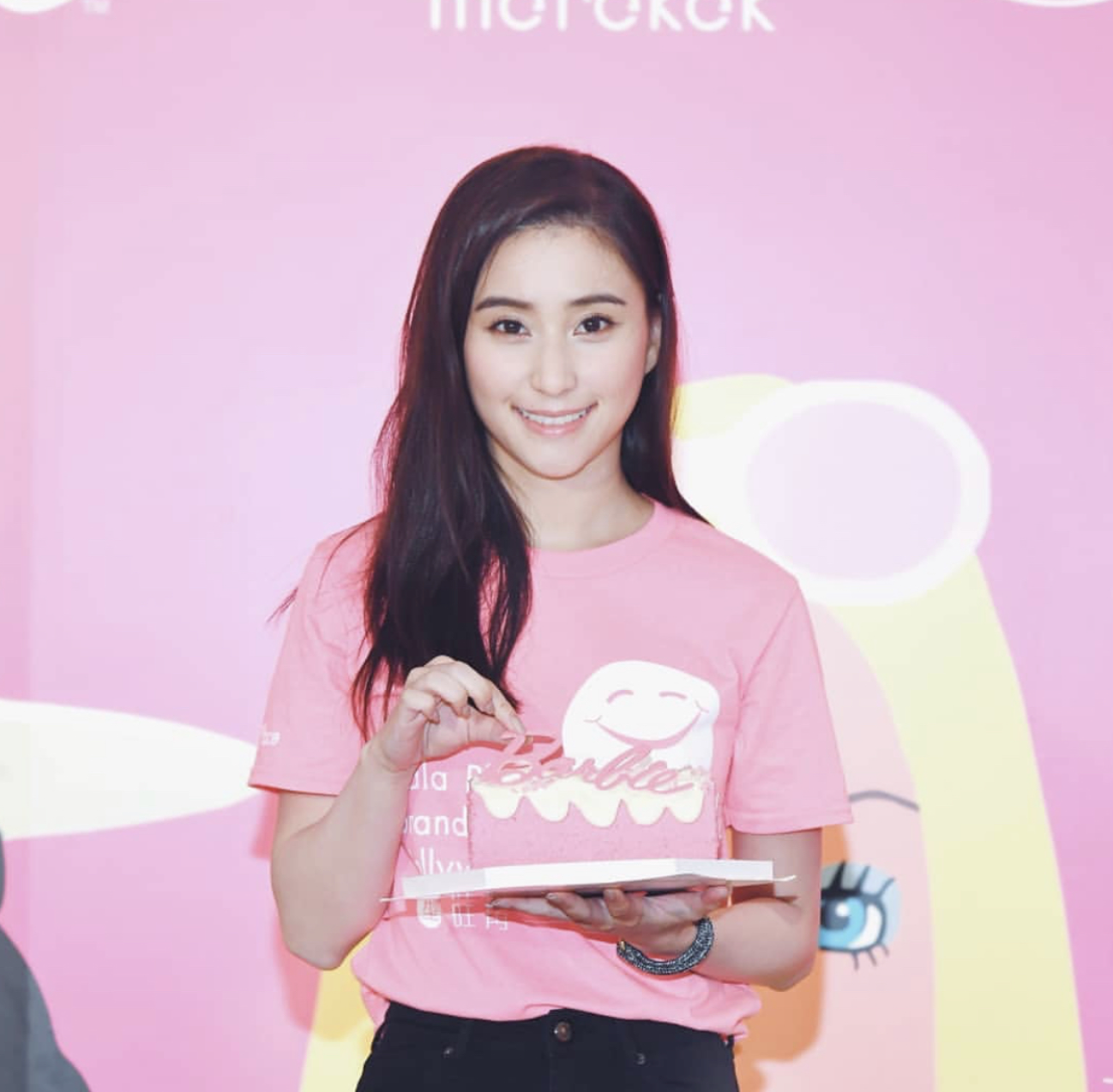 何鸿燊离世周年四妻房不聚首何超莲晒照纪念赌王家族越发低调