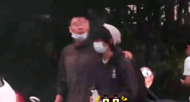 张柏芝俩儿子现身上海街头,保镖护送放学,兄弟俩越长越帅休闲区蓝鸢梦想 - Www.slyday.coM