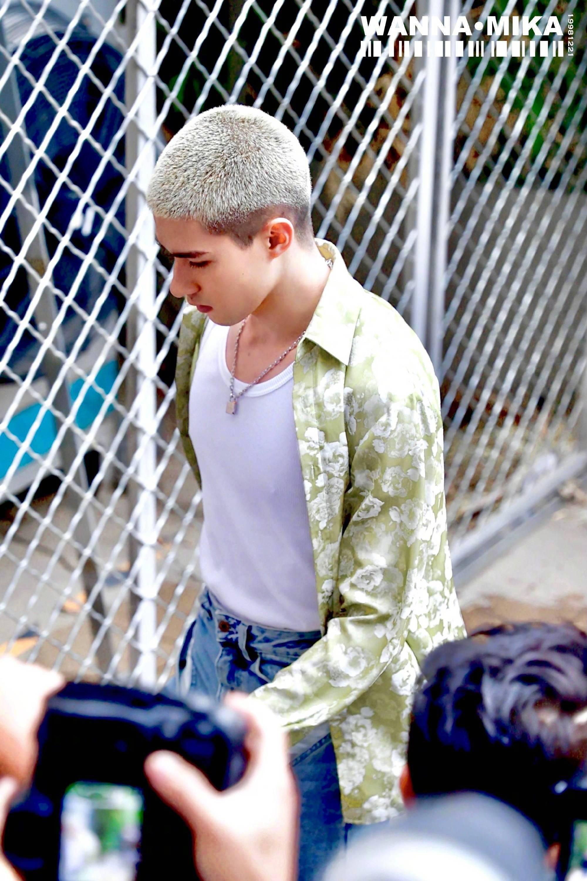 米卡今天的造型真的好夏威夷满满夏天的感觉隐约能看到胸肌