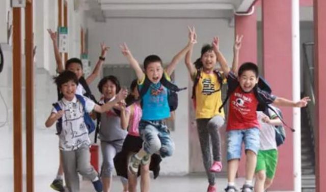 女老师在高铁上“改试卷”惹争议,作秀还是敬业?女老师作出回应休闲区蓝鸢梦想 - Www.slyday.coM