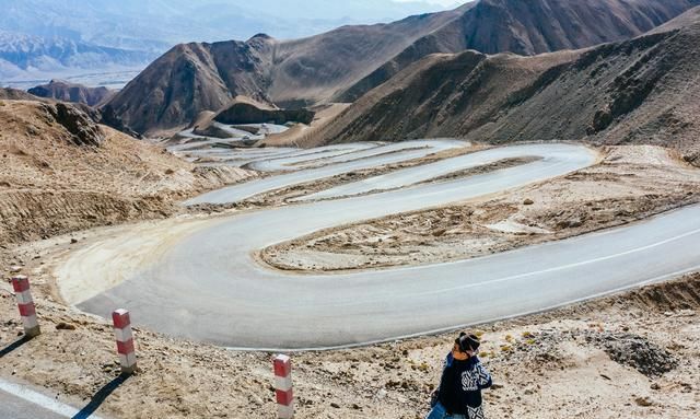 這條網紅公路叫瓦恰公路,因像一條巨龍盤臥在大地上,所以也被稱為