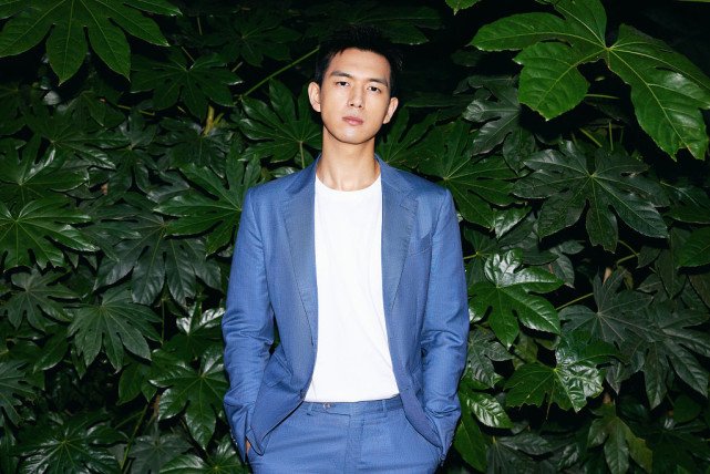 李现自然系写真帅气变蓝朋友蓝西装搭白t白鞋清爽有型