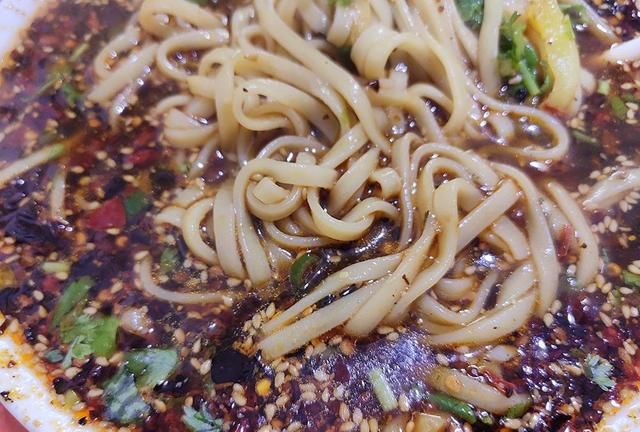 依然是大东区依然是小破馆子麻辣面配腊肠为它鼓掌