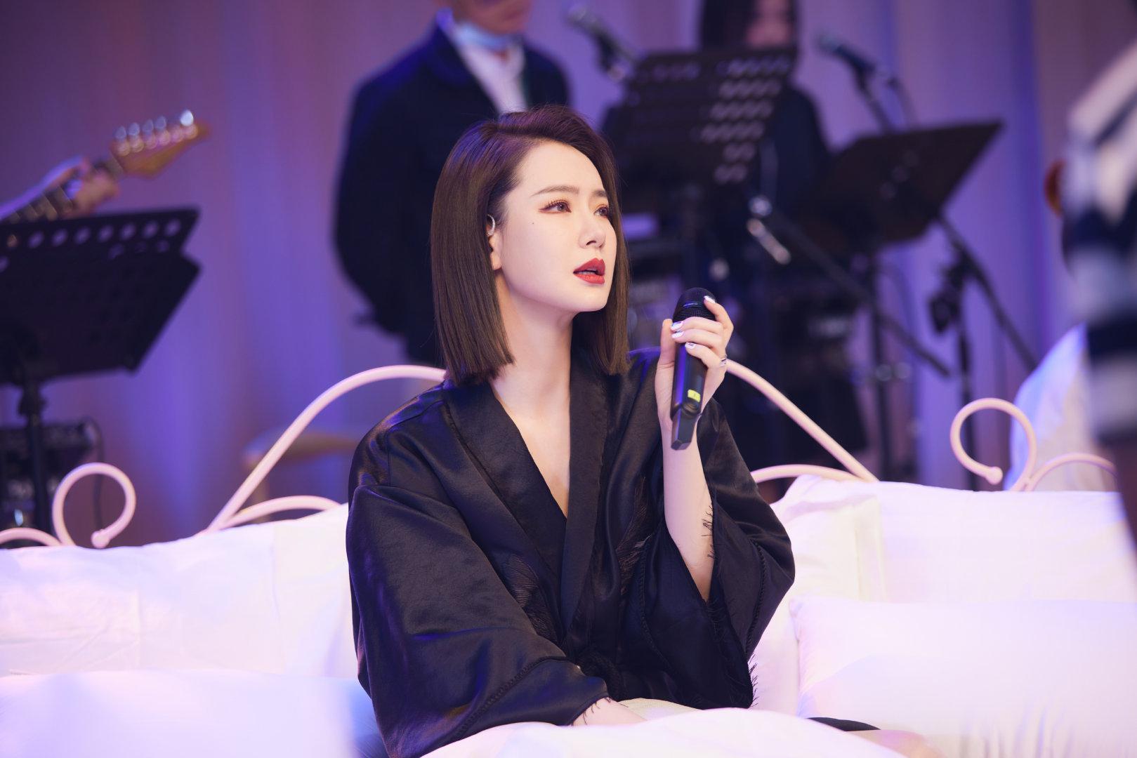 是熟悉的黑长直,干练又精致!戚薇短发yyds[抱一抱]