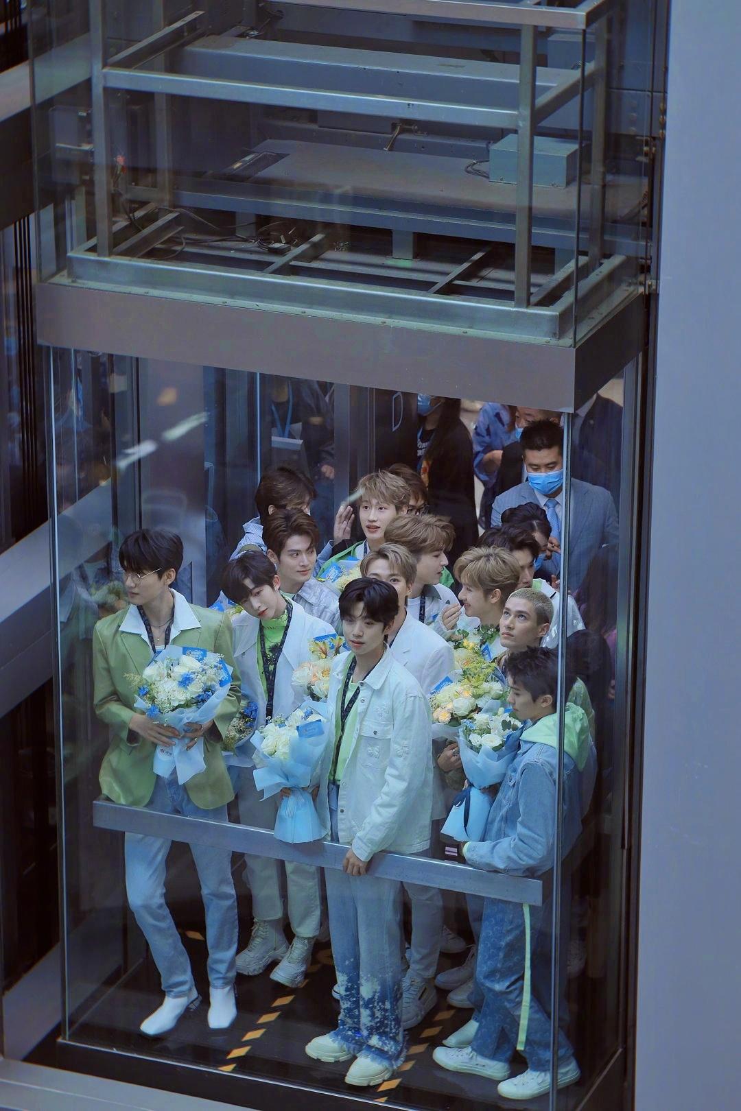 into1扫楼电梯间的大合照还是蛮有氛围感的