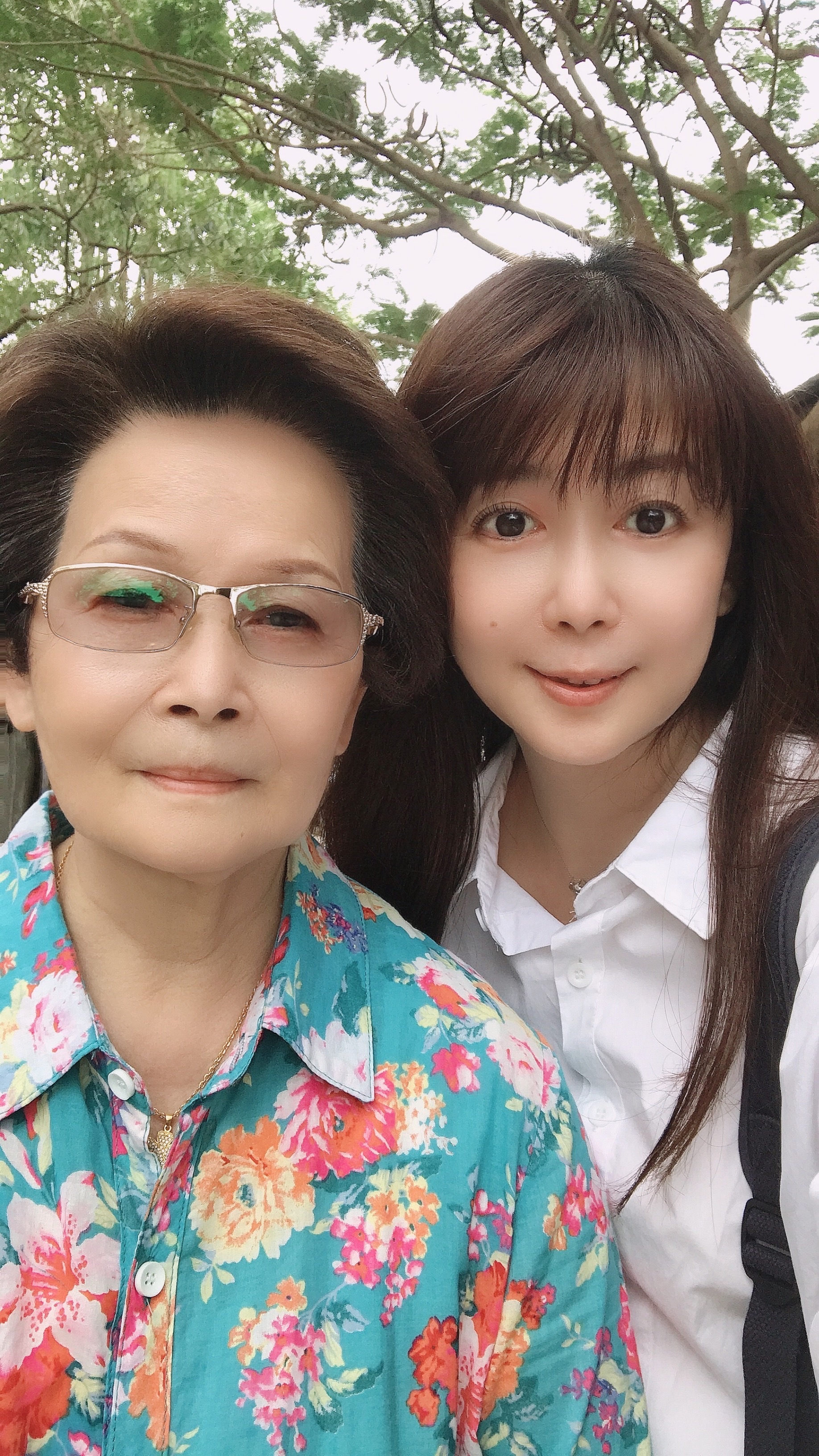 孟庭苇罕见露面现身央视生图侧脸扁平脸颊饱满手却暴露老态