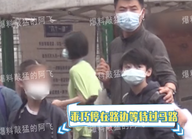 张柏芝两个儿子转学到上海,由保镖接送放学,兄弟俩帅气高冷休闲区蓝鸢梦想 - Www.slyday.coM 张柏芝两个儿子转学到上海,由保镖接送放学,兄弟俩帅气高冷休闲区蓝鸢梦想 - Www.slyday.coM