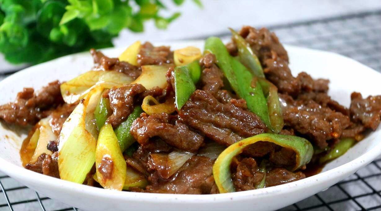 作为一个在平日里就很喜欢吃肉肉的小吃货,好吃又美味的葱爆牛肉对于