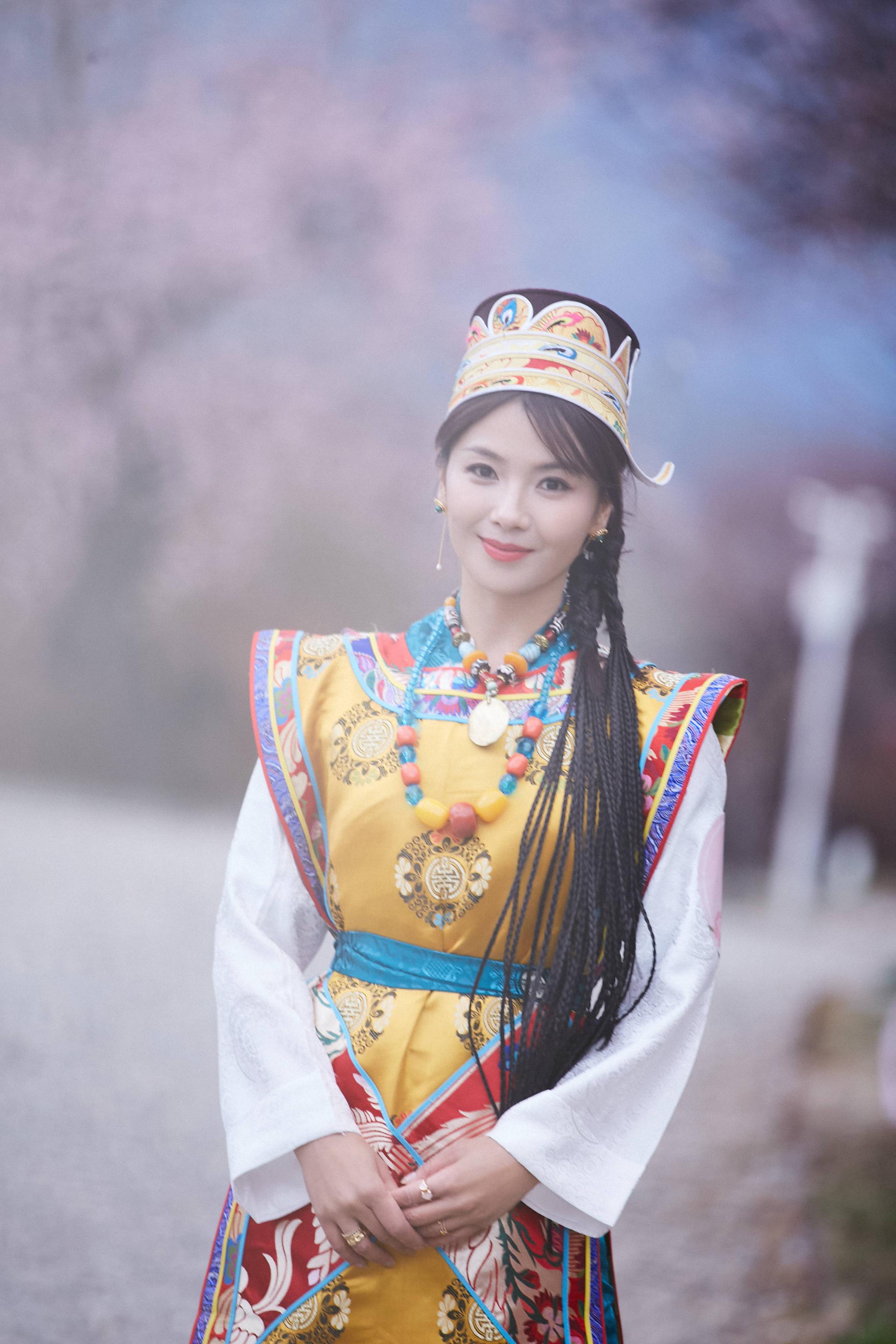 刘涛身穿藏族服饰桃花树下翩翩起舞优雅美丽