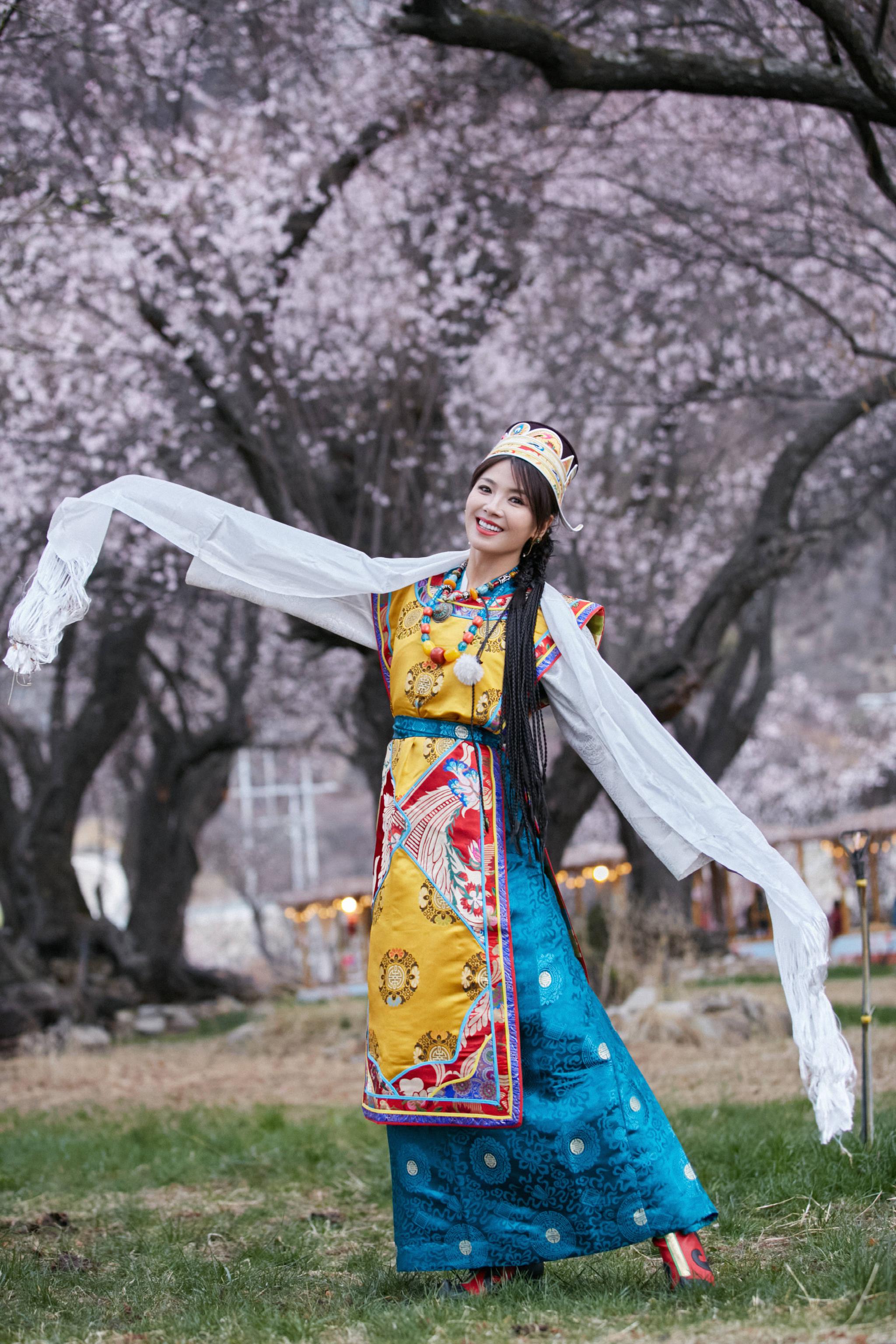 刘涛身穿藏族服饰桃花树下翩翩起舞优雅美丽