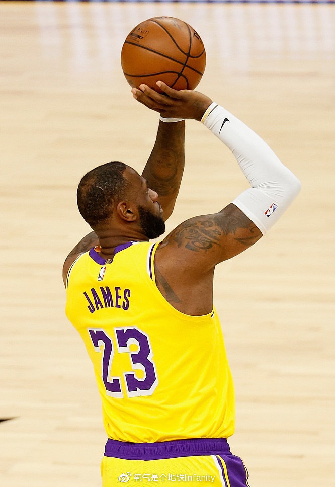 著名詹黑:詹姆斯沉迷胯下运球,搞得跟他是欧文一样!成熟点吧!