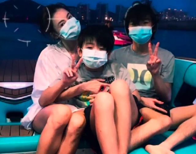 张柏芝俩儿子现身上海街头,保镖护送放学,兄弟俩越长越帅休闲区蓝鸢梦想 - Www.slyday.coM