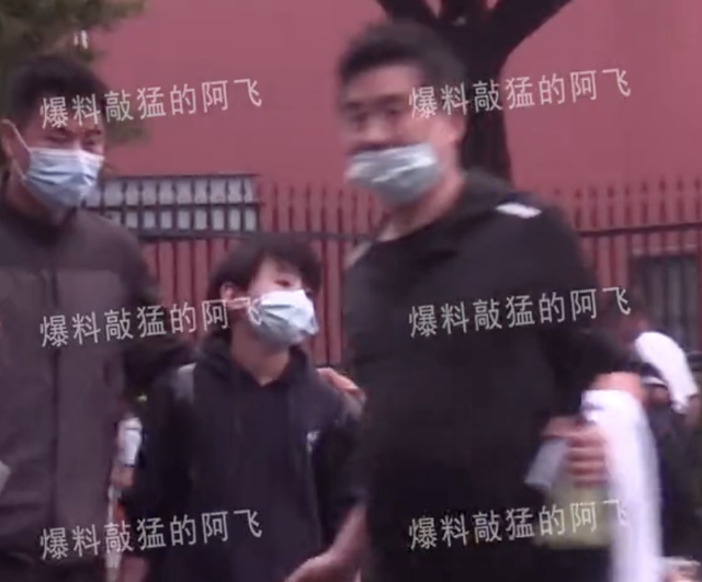 张柏芝两个儿子转学到上海,由保镖接送放学,兄弟俩帅气高冷休闲区蓝鸢梦想 - Www.slyday.coM 张柏芝两个儿子转学到上海,由保镖接送放学,兄弟俩帅气高冷休闲区蓝鸢梦想 - Www.slyday.coM