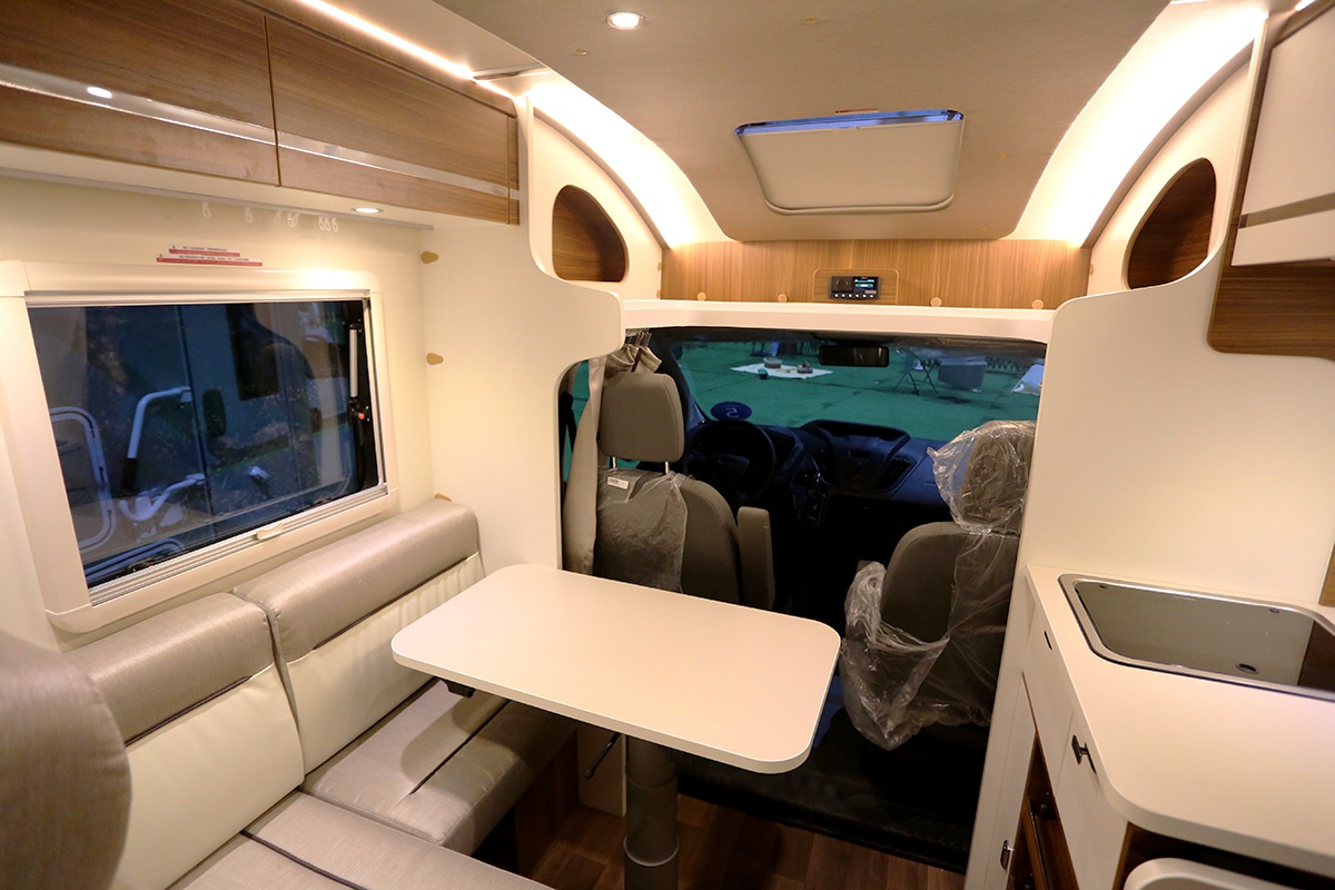 隆翠新款福特新全顺底盘房车小额头设计还有干湿分离卫生间