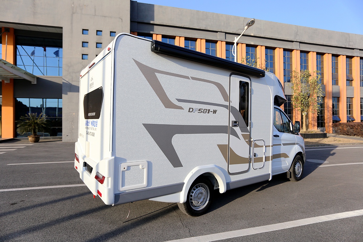 隆翠新款福特新全顺底盘房车小额头设计还有干湿分离卫生间