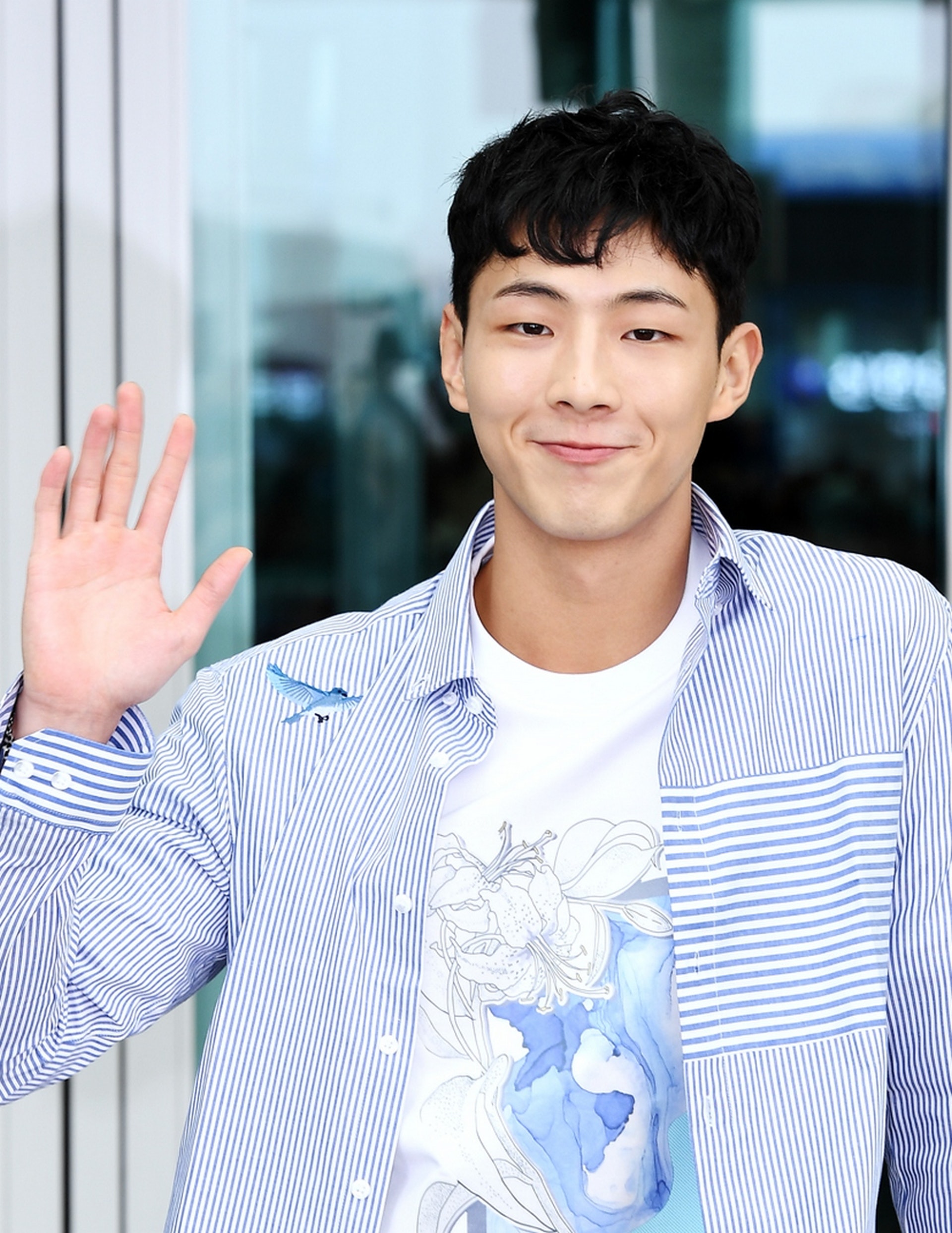 金志洙向儿时霸凌受害者道歉他为此丢了工作还赔偿巨额违约金