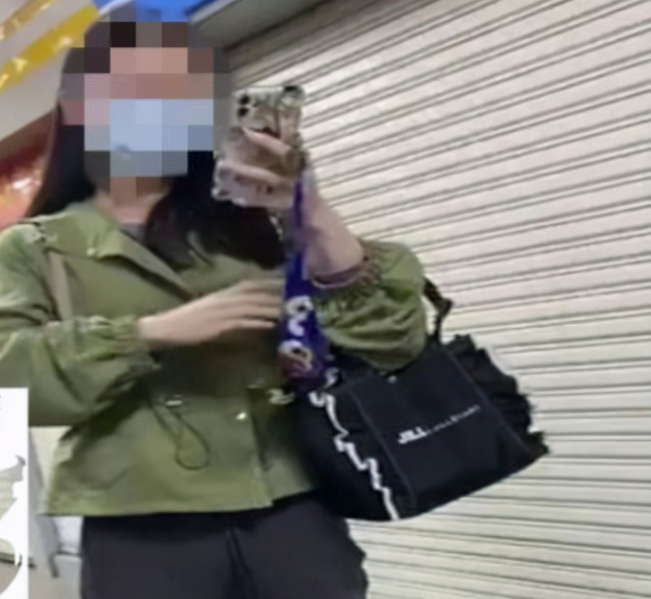 上海一29岁女子被踩脚后跟,叫来救护车后要等父亲来再走休闲区蓝鸢梦想 - Www.slyday.coM