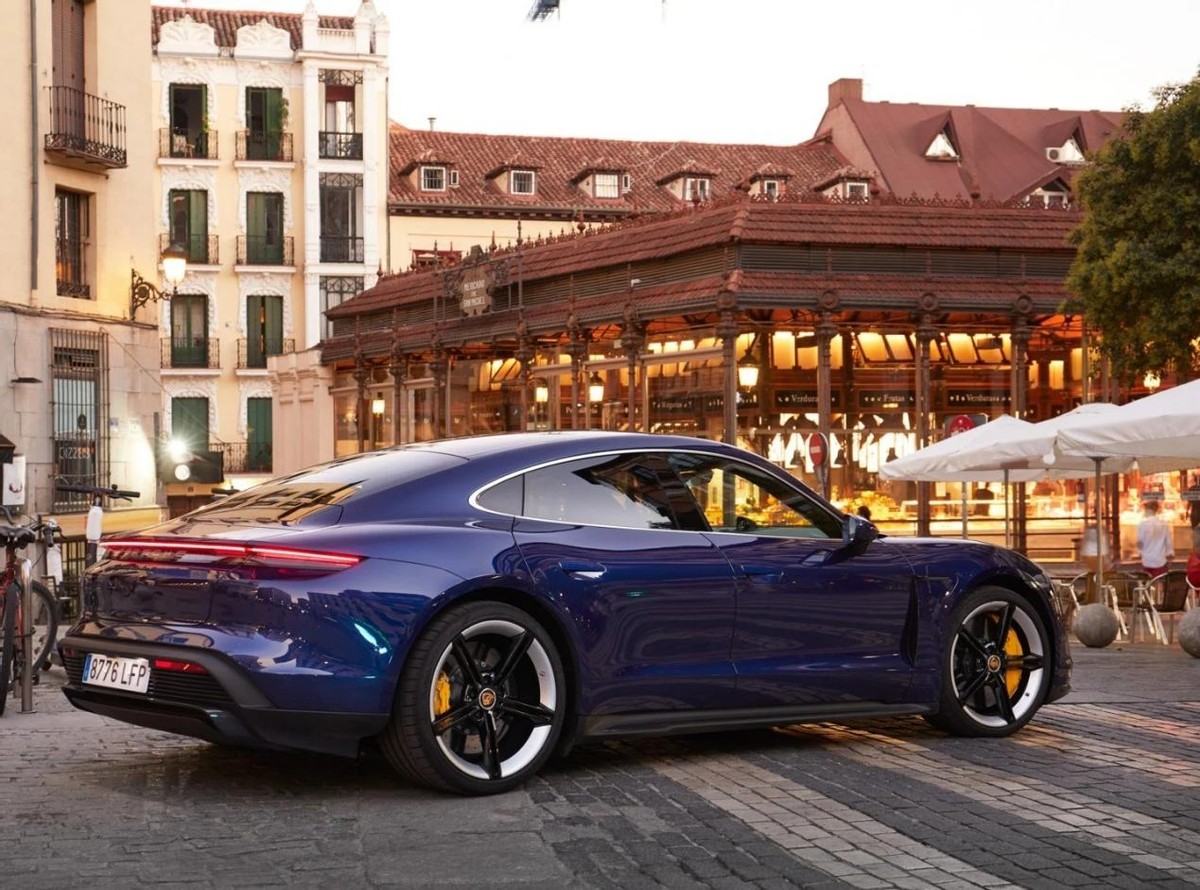 全新保时捷panamera渲染图将采用纯电驱动有望2024年亮相