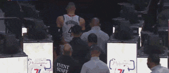 10中2伤退！威少被激怒险酿冲突+球迷遭驱逐，几个大汉才拦住他休闲区蓝鸢梦想 - Www.slyday.coM