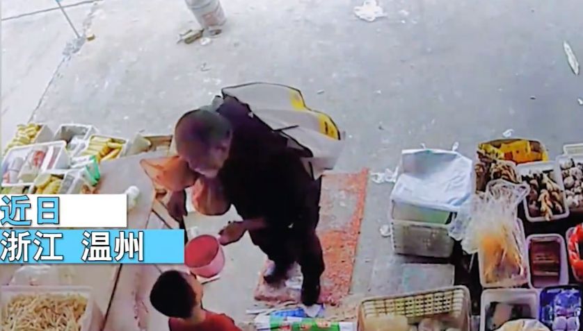 老人超市门前乞讨,5岁男孩主动打招呼喊“爷爷”,画面令人动容休闲区蓝鸢梦想 - Www.slyday.coM 老人超市门前乞讨,5岁男孩主动打招呼喊“爷爷”,画面令人动容休闲区蓝鸢梦想 - Www.slyday.coM